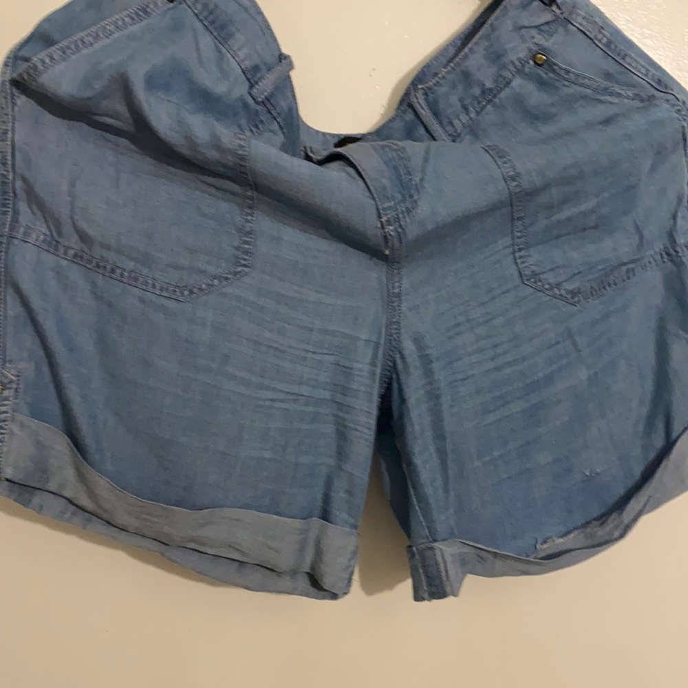 Ivanka trump short